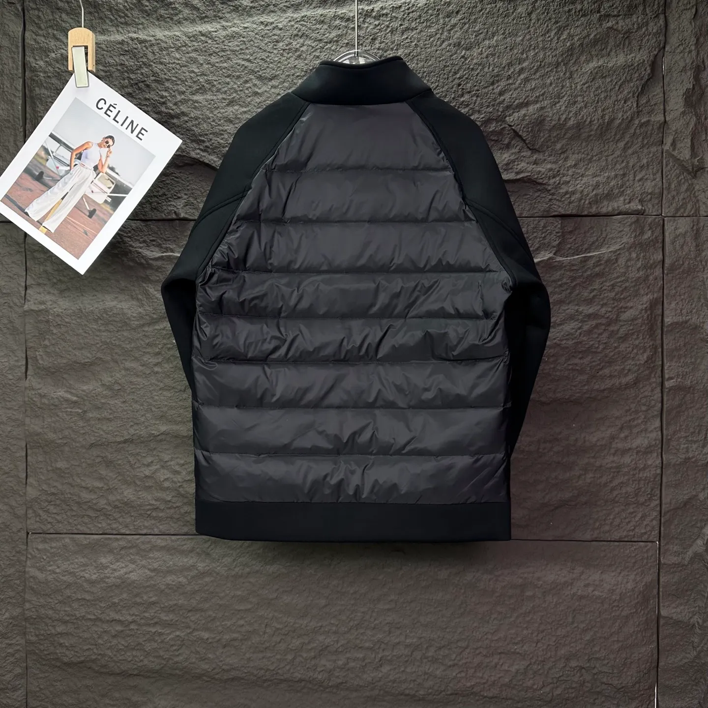 P570 Ralph Lauren 2025 new classic embroidered logo space cotton splicing couple style stand collar down jacket 🔥High version🔥High version🔥 90 white duck down The fabric is made of polyester fiber composite waterproof fabric Double-layer lining The same style as Internet celebrity stars High version High quality😘😘 The fabric is waterproof, wear-resistant, breathable, waterproof, windproof, warm, very comfortable to the touch, fashionable and individual A super versatile and good-looking down jacket. It is very suitable for both men and women. It is a must-have for everyone. Packaging, tag, collar label, washed wheat, complete 👍 Color: Black Size: L-5XL